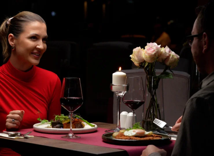 To przyjemne miejsce na kolację nad brzegiem jeziora