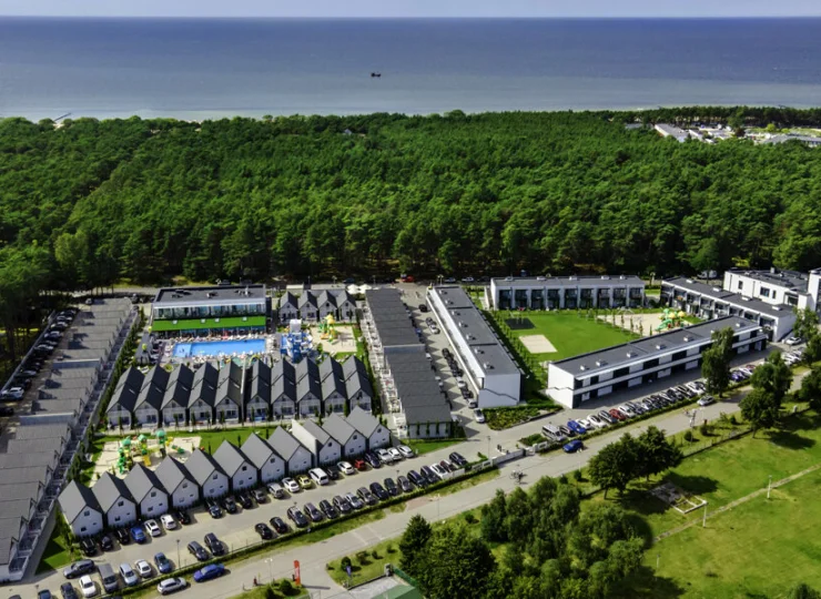 Resort jest położony blisko plaży, w otoczeniu sosnowego lasu