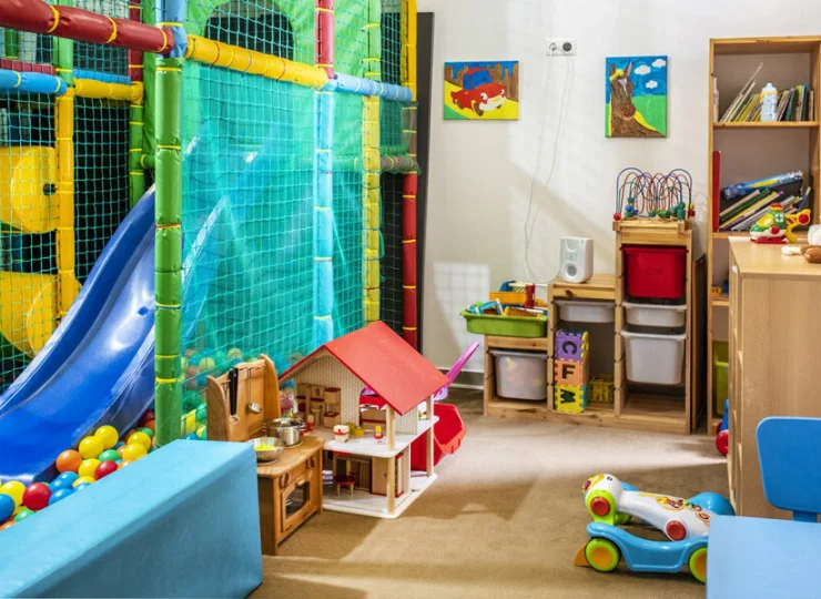 Dla małych gości przygotowano kolorową salę zabaw z małpim gajem