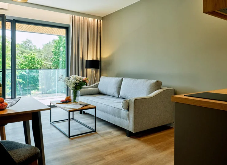 Goście mieszkają w klimatyzowanych apartamentach z aneksami kuchennymi