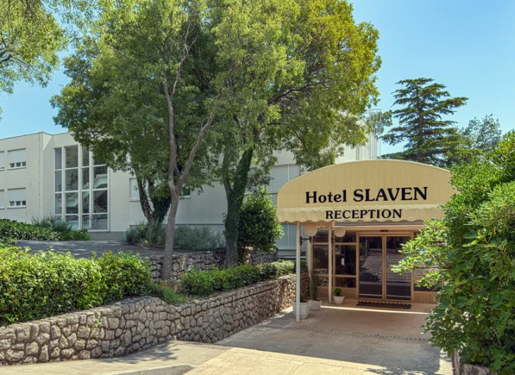 Hotel Slaven jest skąpany w śródziemnomorskiej zieleni
