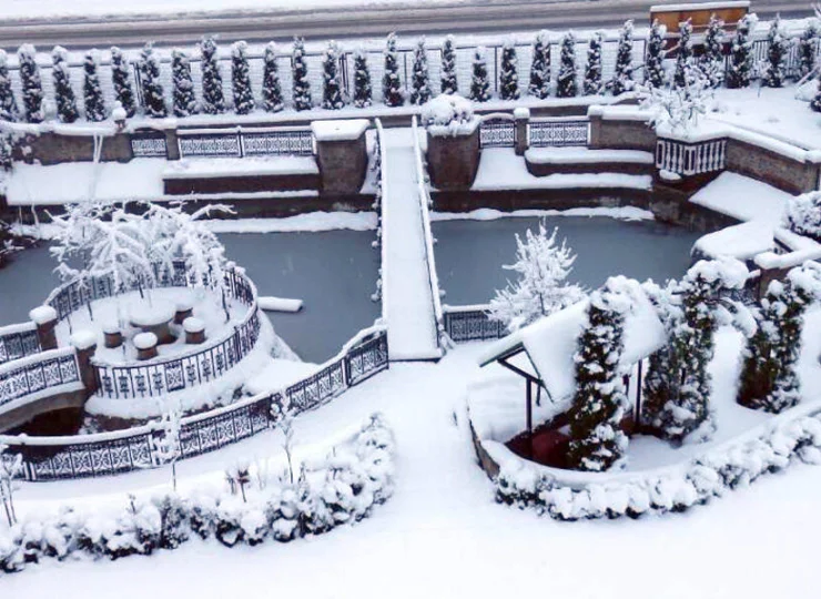 Dwór Bartnika powstał na zadbanym terenie