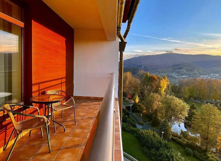 Balkon z widokiem na góry umila jesienny pobyt