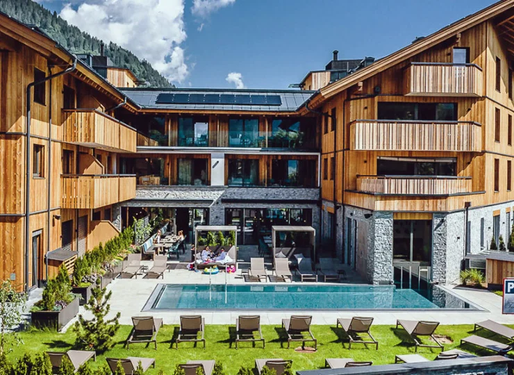 To komfortowy obiekt z całorocznym basenem w alpejskim kurorcie