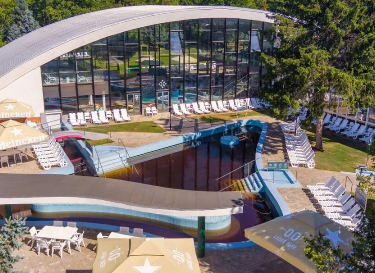 To hotel z basenami wewnętrznymi i zewnętrznymi