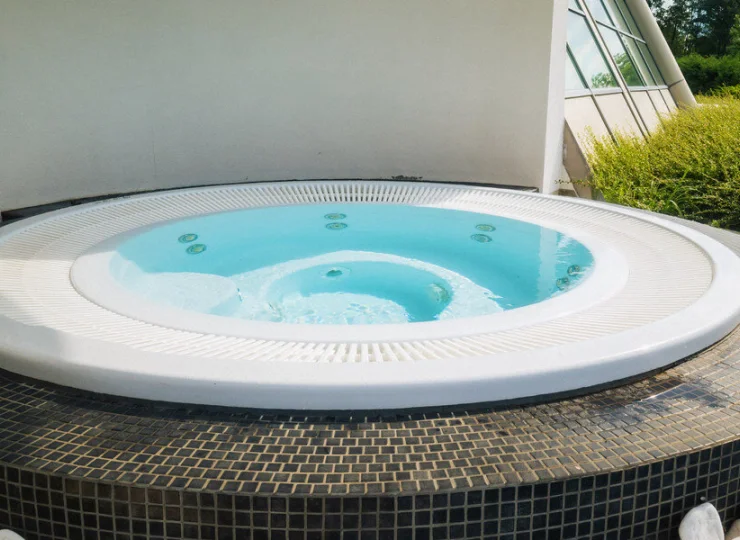 Hotel dysponuje także zewnętrznym jacuzzi