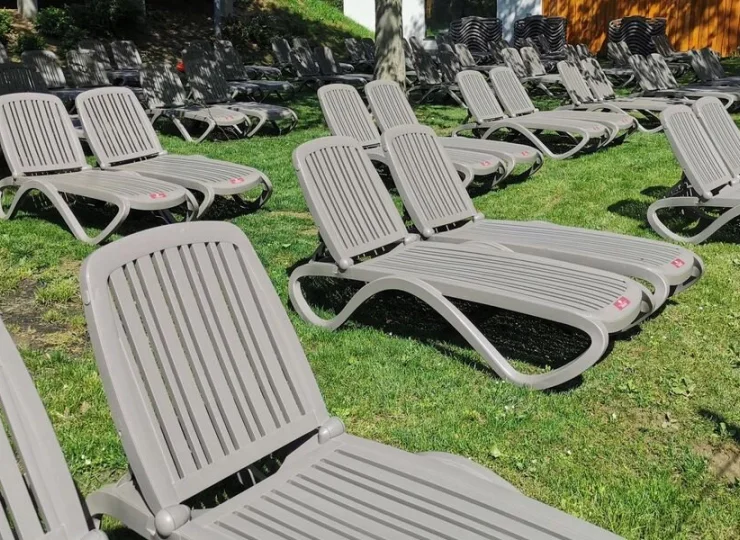 Termy zapewniają wiele miejsc do relaksu między kąpielami