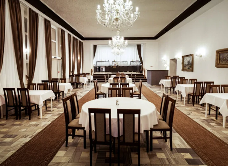 W obiekcie znajduje się elegancka sala restauracyjna
