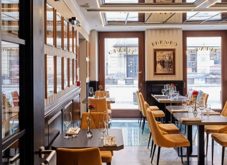 Okna restauracji wychodzą na Nowy Świat