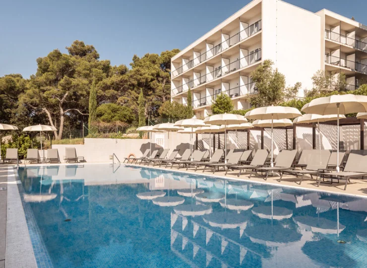 Poznaj resort z basenem przy plaży na wyspie Hvar