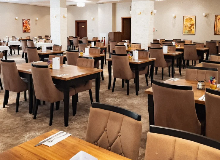 Wnętrza restauracji są eleganckie, podobnie jak reszta hotelu