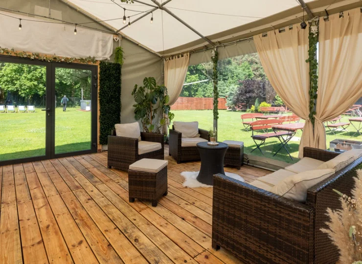 W ogrodzie są miejsca do rekreacji i odpoczynku