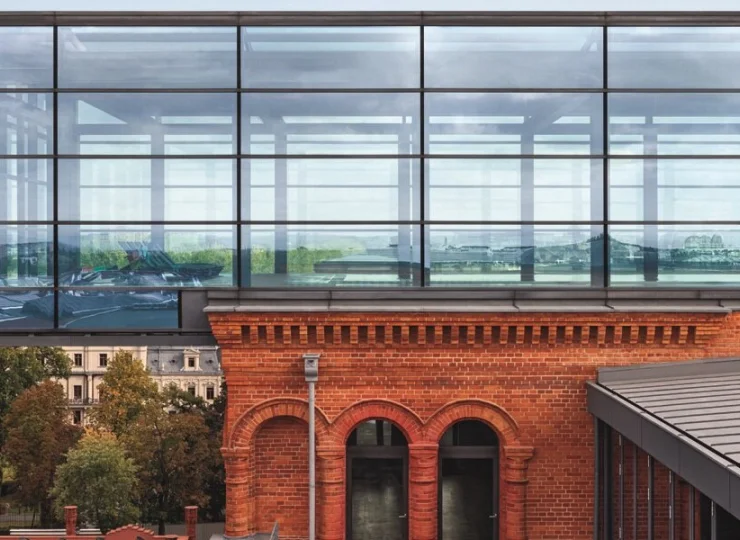 Strefa wellness ma panoramiczny widok na miasto