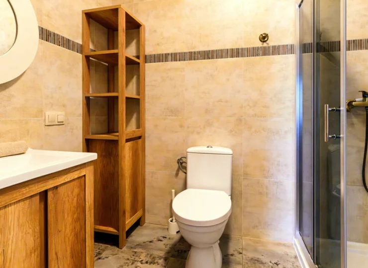 Apartament posiada prywatną łazienkę z prysznicem