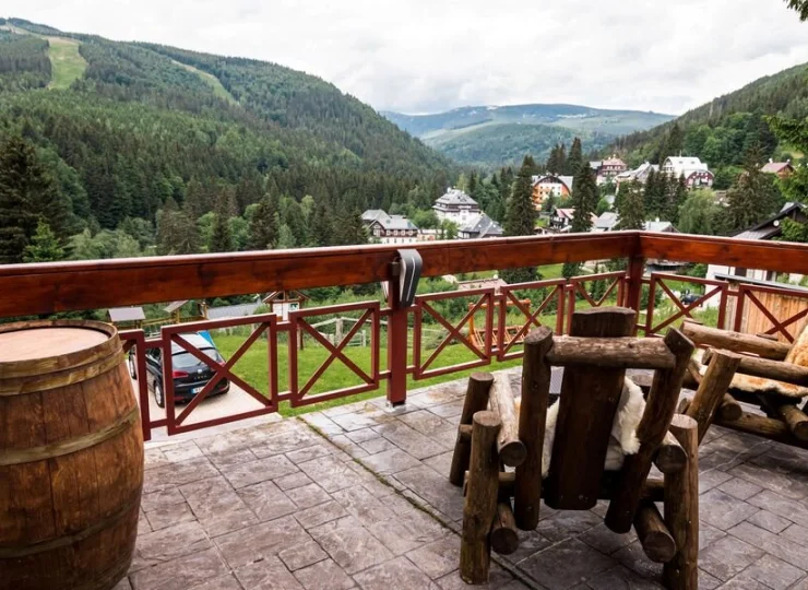 Z restauracji można wyjść na taras z widokiem na góry