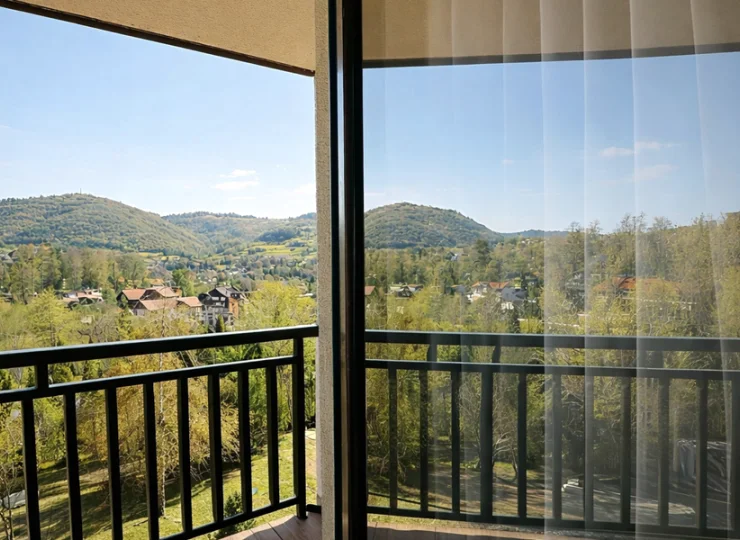 Część pokoi oferuje widok na góry