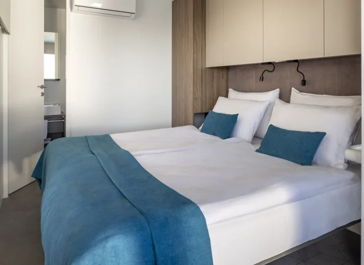 W sypialniach mogą spać 4 osoby, jest też rozkładana sofa w salonie dla 1 osoby