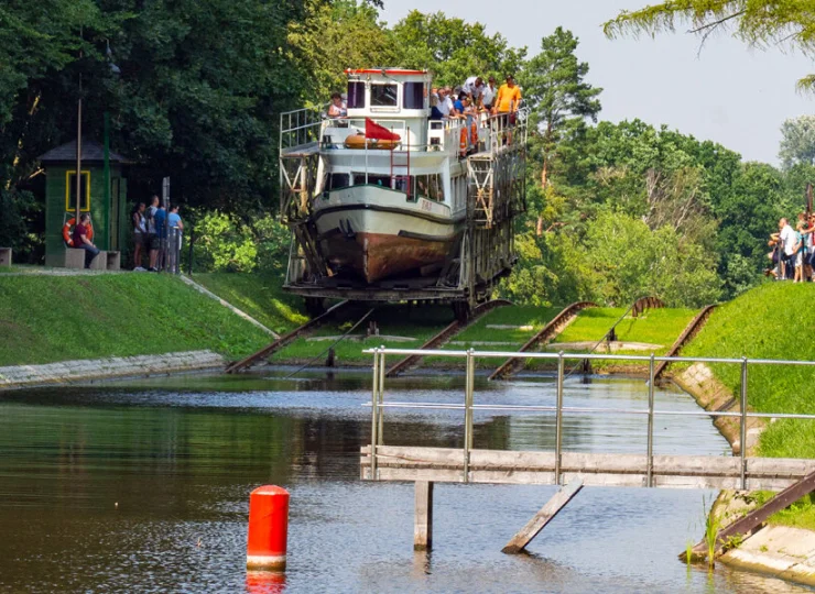 Dużą atrakcją jest rejs po Kanale Elbląskim