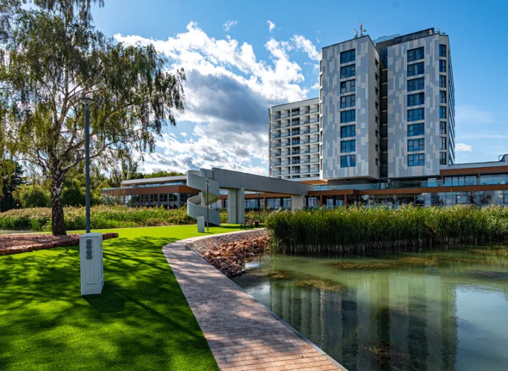 Hotel Helikon **** jest położony wprost nad brzegiem jeziora Balaton
