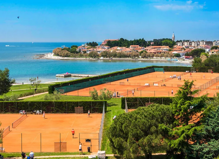 W sąsiedztwie znajdują się korty tenisowe