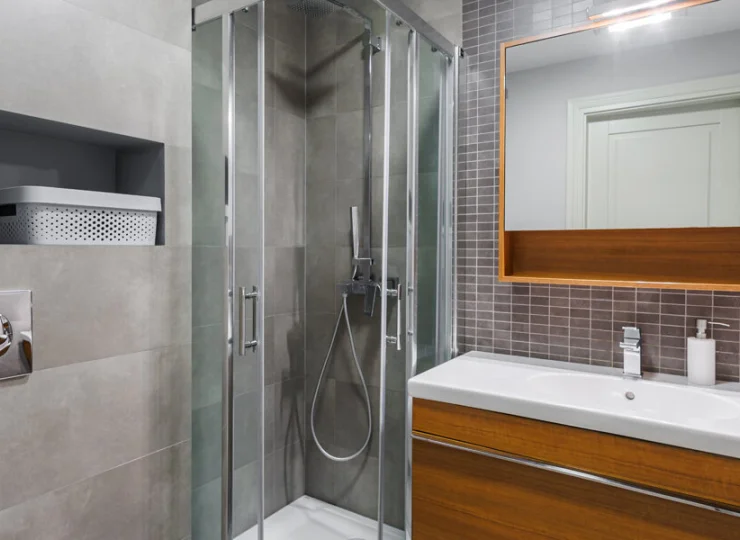 Przestronne łazienki wyposażono w kabiny prysznicowe