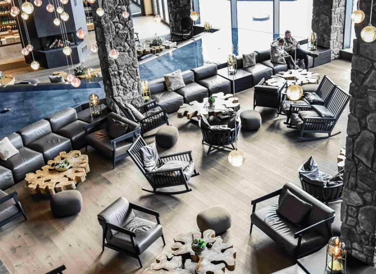 Hotel posiada piękne lobby z meblami wykonanymi przez rzemieślników