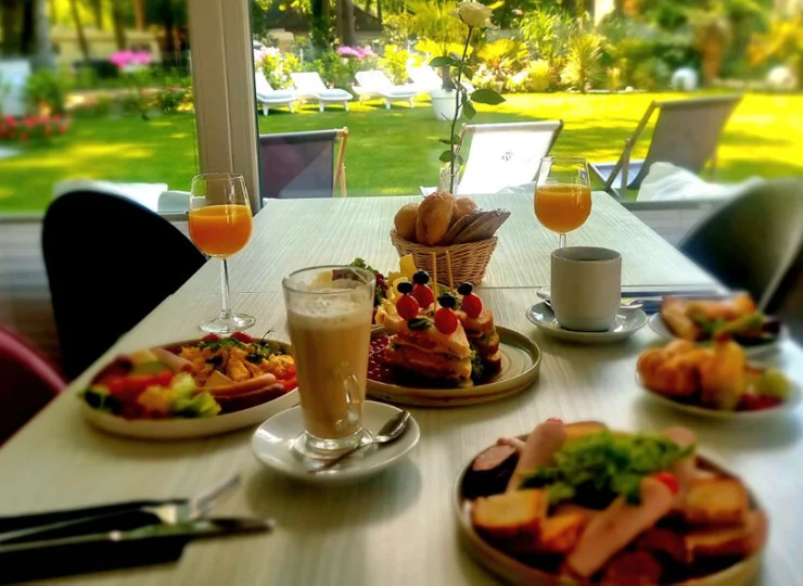 Jest też restauracja z kawiarnią i pięknym tarasem prowadzącym na ogród