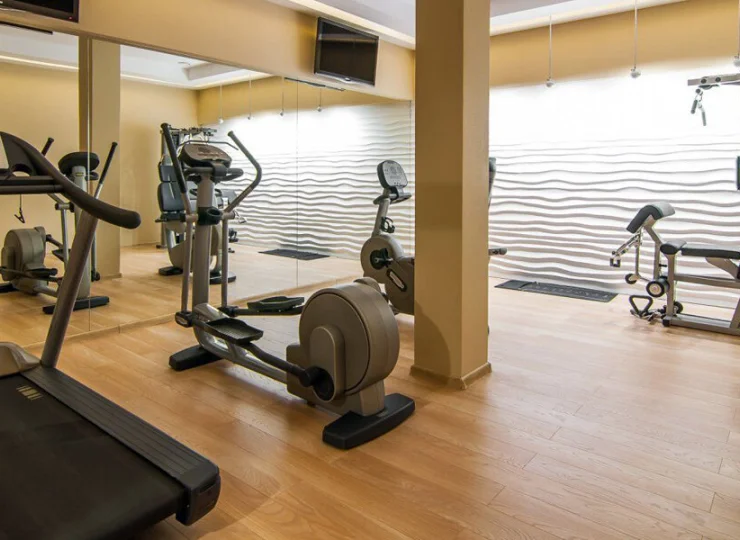 Sala fitness z urządzeniami do treningu siłowego i strefą cardio