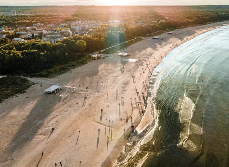 Bardzo blisko stąd na plażę, wystarczy minuta spacerem