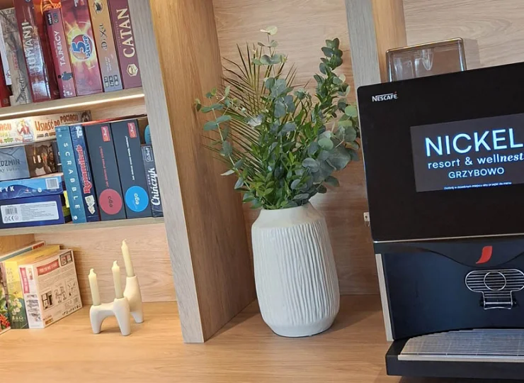 Jest też biblioteczka z grami planszowymi i ekspresem do kawy