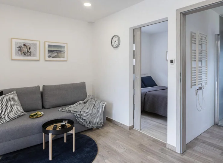 Apartament Wygodny jest jednopoziomowy, z osobną sypialnią