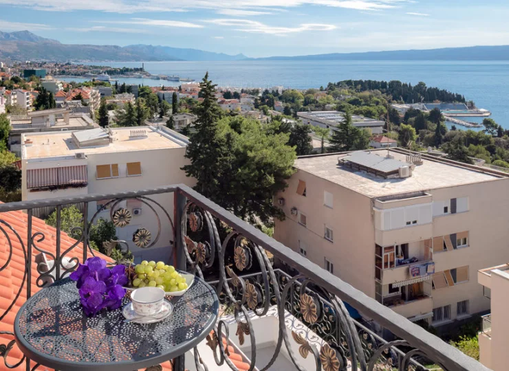 Hotel jest malowniczo położony kilka minut pieszo od plaży