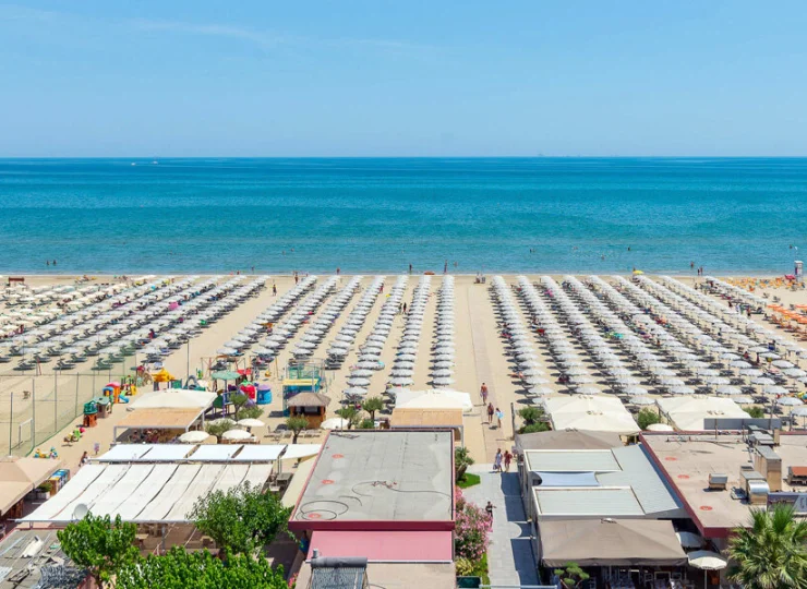 Nadmorski hotel z basenem mieści się wprost nad brzegiem Adriatyku