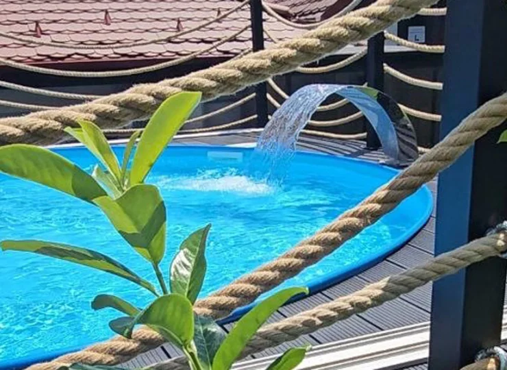 W ogrodzie mieści się basen zewnętrzny, jacuzzi i sauna
