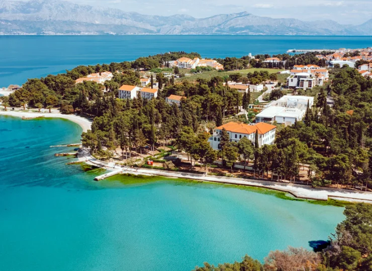 Aminess Vival Velaris Resort jest pięknie położony na chorwackiej wyspie Brac