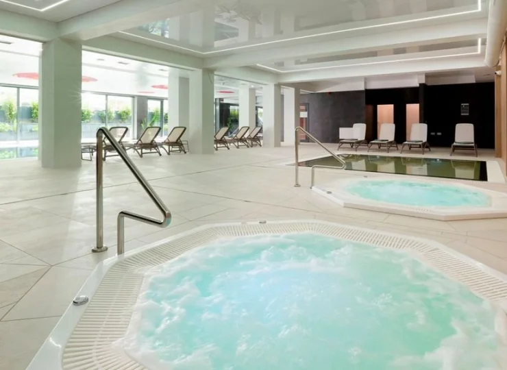 W strefie basenowej są też dwie wanny jacuzzi