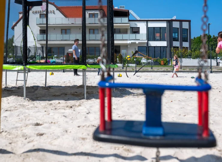 Na dzieci czeka plac zabaw z dużą trampoliną