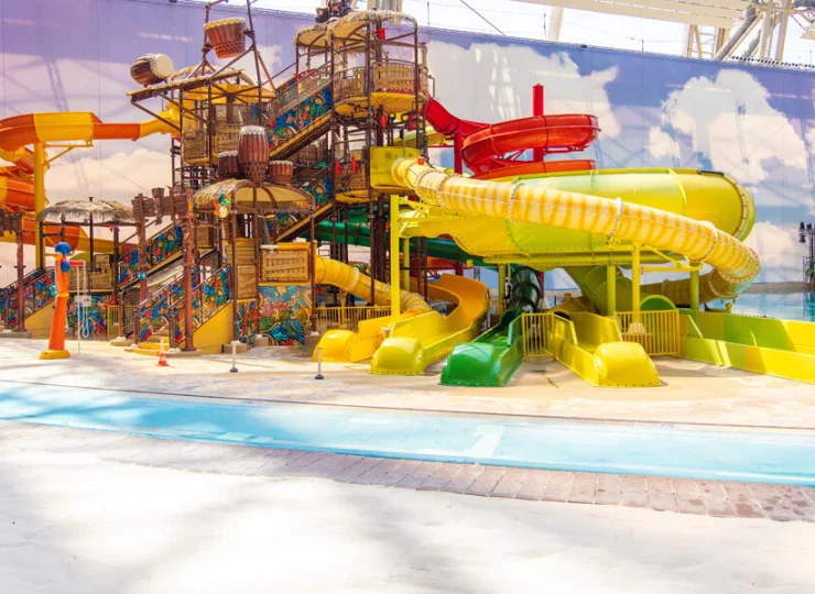 Najmłodsi goście mogą korzystać m.in. z wodnego placu zabaw Jungle Splash