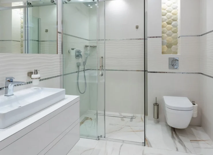 Łazienki są nowoczesne i estetyczne