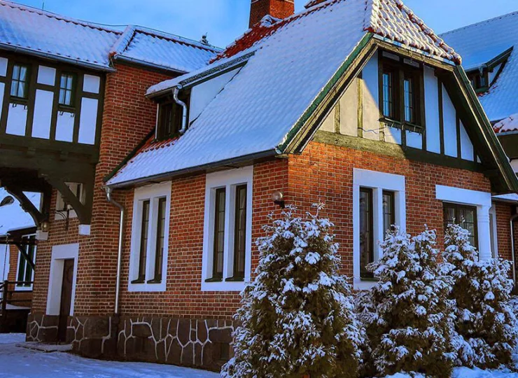 Hotel składa się z kilku budynków