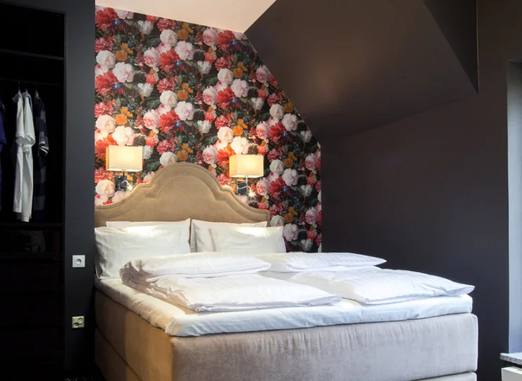 Wyposażenie pokoju obejmuje biurko, telewizor oraz internet Wi-Fi