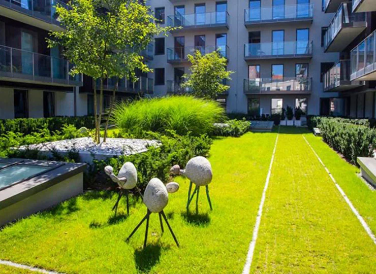 Apartamenty mieszczą się w nowoczesnym apartamentowcu