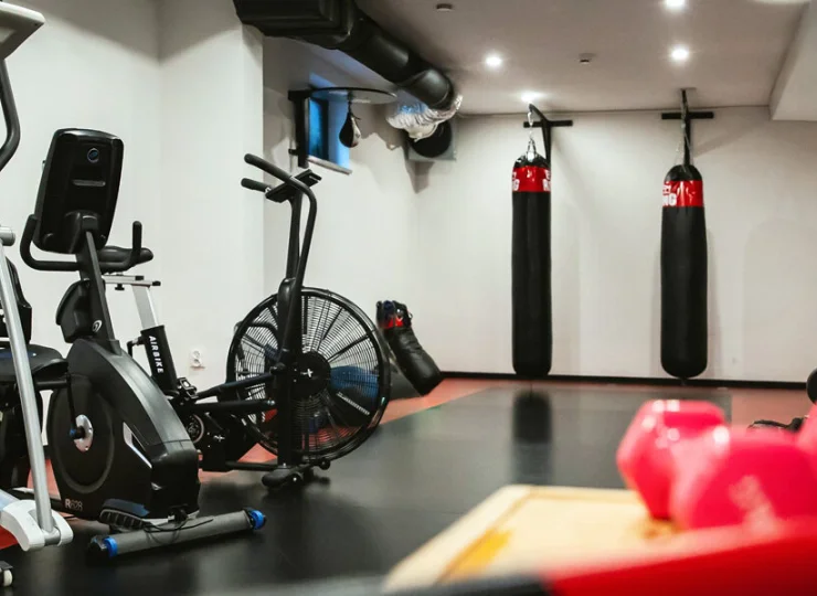 Siłownia jest dostosowana do treningów cardio, uprawiania jogi czy pilatesu
