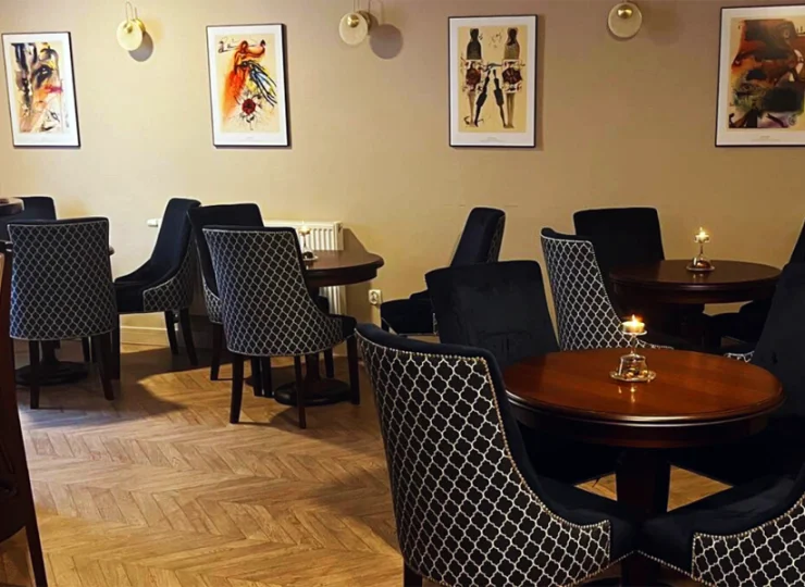 W obiekcie znajduje się restauracja z barem