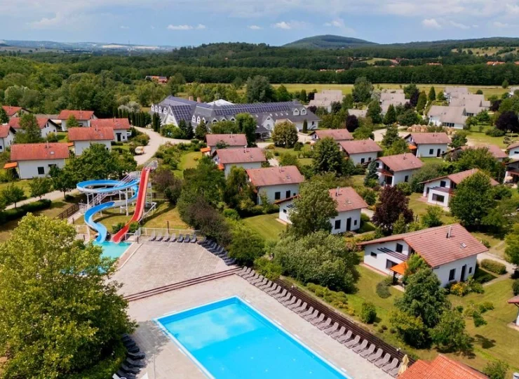 Latem hotel oferuje też basen zewnętrzny