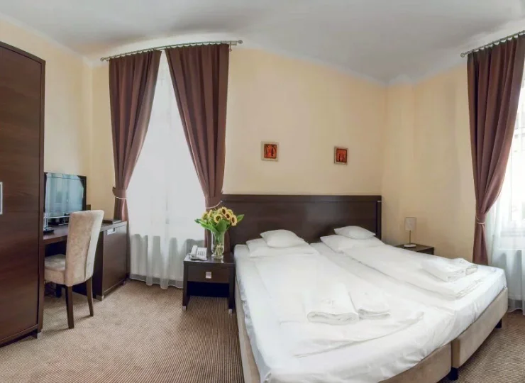 Hotelowe pokoje są urządzone w ponadczasowym, klasycznym stylu