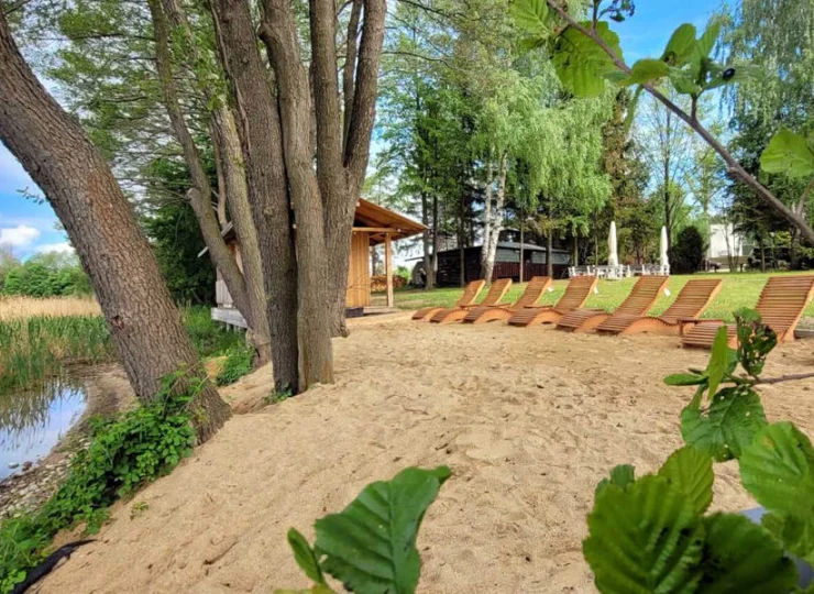 Hotel dysponuje pomostami oraz strefą plażową z leżakami z widokiem na jezioro