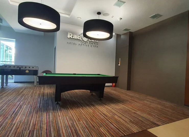 W hotelu jest strefa rozrywki ze stołem do bilarda i piłkarzykami