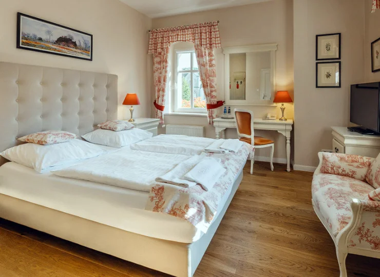 Wygodne pokoje mieszczą się także w budynku oficyny i powozowni