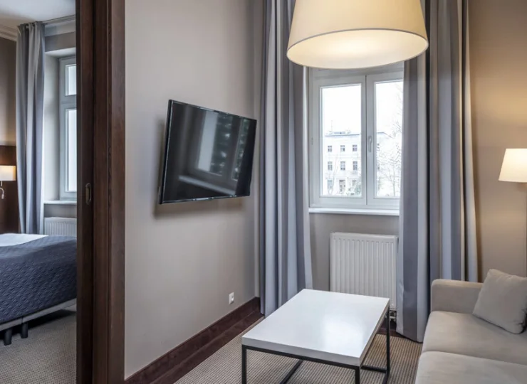 Pokój 2+2 suite deluxe także składa się z części dziennej i sypialnej